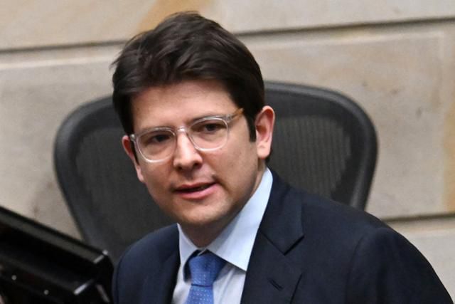 미겔 우리베 상원의원이 5월 14일 보고타 상원에서 구스타보 페트로 콜롬비아 대통령이 추진한 노동개혁 국민투표가 부결되는 상황을 지켜보고 있다. 보고타=AFP 연합뉴스