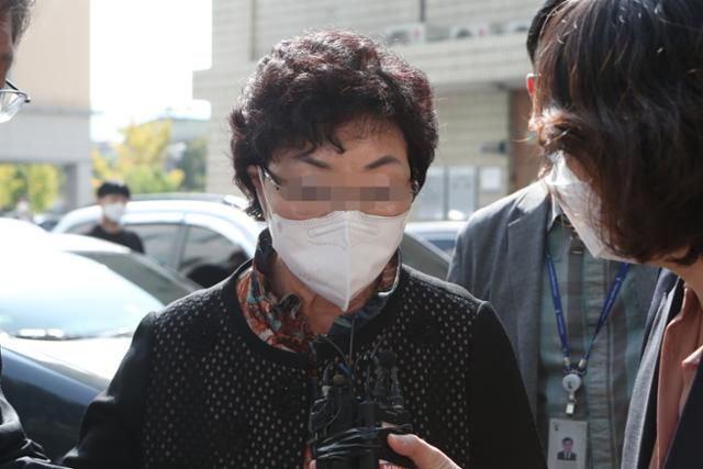 김건희 여사의 모친 최은순씨가 2023년 7월 경기 의정부시 의정부지법에서 열린 통장 잔고증명 위조 등 혐의 관련 항소심 재판을 위해 법정으로 이동하고 있다. 연합뉴스