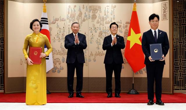 김영훈(왼쪽 네 번째) 고용노동부 장관과 팜 티 타잉 짜(맨 왼쪽) 베트남 내무부 장관이 11일 서울 용산 대통령실 청사에서 이재명(왼쪽 세 번째) 대통령과 또 럼 베트남 서기장이 임석한 가운데 열린 양해각서(MOU) 서명식에서 인력 송출 및 도입에 관한 MOU에 서명 뒤 기념촬영을 하고 있다. 왕태석 선임기자