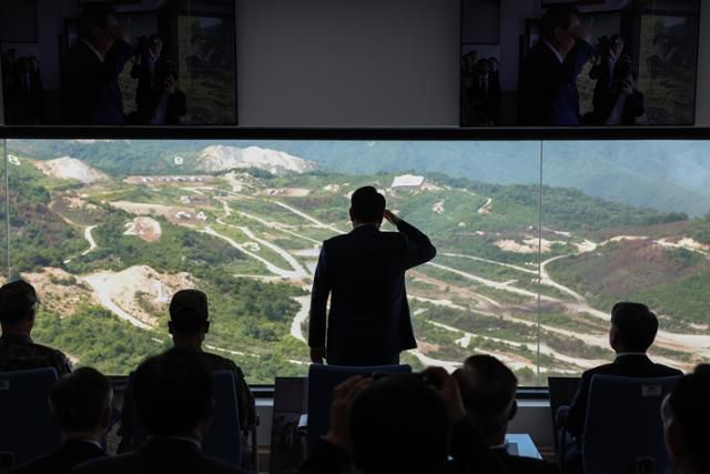 윤석열 전 대통령이 2023년 6월 15일 경기 포천시 승진과학화훈련장에서 열린 ‘2023 연합·합동 화력격멸훈련’에서 육군 제5군단장인 김성민 중장에게 거수경례를 받고 있다. 대통령실 제공