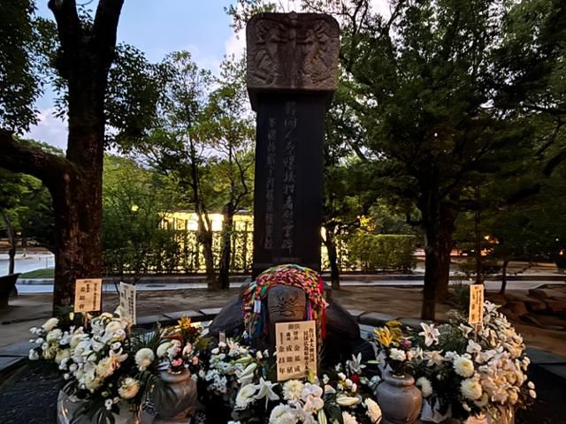 일본 히로시마 평화기념공원 내 설치된 한국인 원자폭탄 희생자 위령비 앞에 지난 7일 희생자들을 추모하기 위한 꽃들이 놓여 있다. 히로시마=류호 특파원