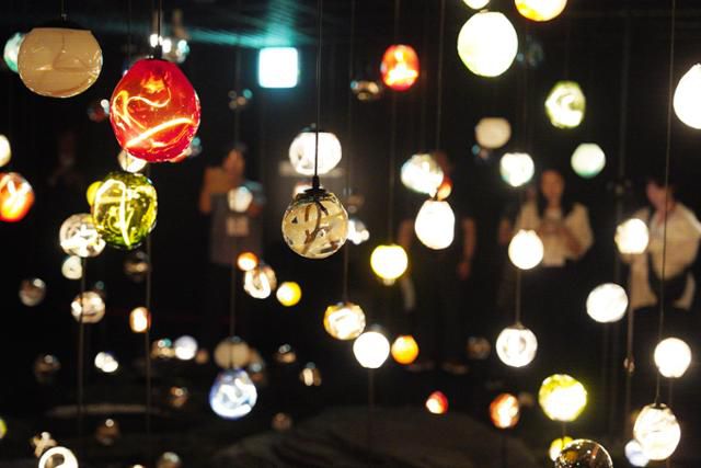 제주 서귀포시 포도뮤지엄에 설치된 테마공간 '유리 코스모스'는 어두운 공간에서 기계로 숨을 불어넣으면 유리 전구에 불이 들어오는 형태로 만든 자체 기획 공간이다. 포도뮤지엄 제공