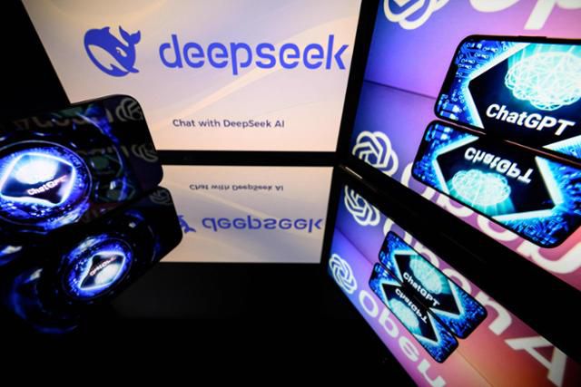 지난 1월 프랑스 툴루즈에서 선보인 중국 인공지능(AI) 스타트업 딥시크 로고(왼쪽)와 미국 오픈AI의 챗GPT 로고가 스크린에 함께 표시되어 있다. 딥시크는 사용자 개인정보를 무분별하게 수집한다는 우려에도 출시 일주일 만에 애플 앱 스토어 무료 앱 다운로드 순위에서 챗GPT를 2위로 밀어냈다. AFP 연합뉴스
