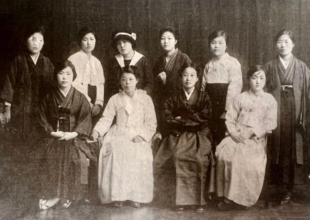 1921년 일본 동경여자의학전문학교 졸업 기념사진. 앞줄 왼쪽에서 두 번째가 현덕신 선생이다. 이화여대 제공