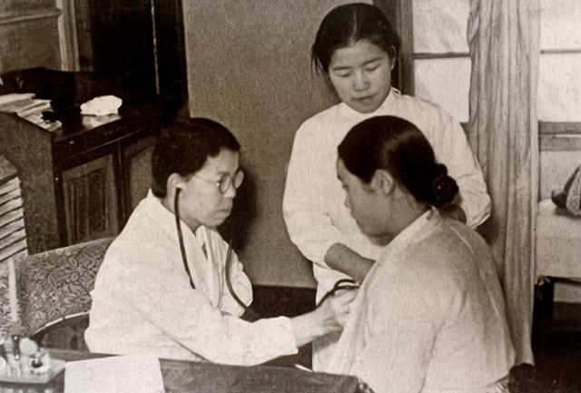광주 최초의 여의사인 현덕신 선생이 현덕신병원에서 진료를 보고 있다. 이화여대 제공