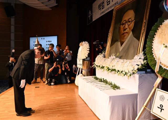 6월 26일 서울 용산구 백범김구기념관에서 열린 백범 김구 선생 제76주기 추모식에서 이종찬 광복회장이 헌화하고 있다. 강예진 기자