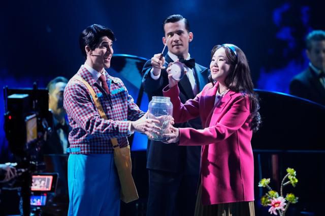 한국 창작 뮤지컬 '어쩌면 해피엔딩'의 미국 뉴욕 브로드웨이 버전 '메이비 해피엔딩'의 남녀 주인공 대런 크리스(왼쪽)와 헬렌 셴이 6월 8일 토니상 시상식에서 뮤지컬의 한 장면을 시연하고 있다. 뉴욕=AP 연합뉴스