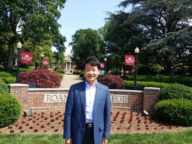 정병준 이화여대 사학과 교수가 김규식의 모교인 로어노크대학을 방문해 포즈를 취하고 있다. 돌베개 제공