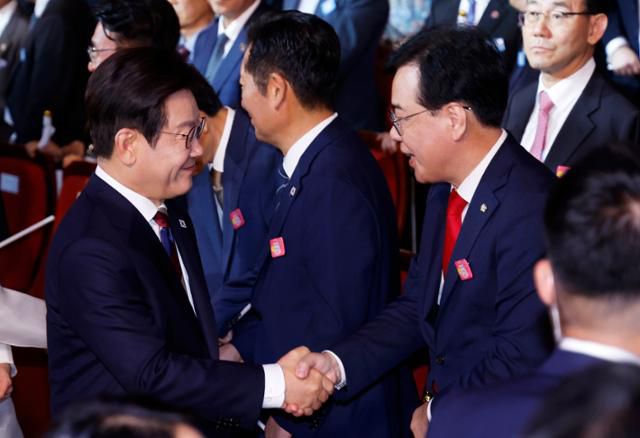 이재명(왼쪽) 대통령과 송언석 국민의힘 비상대책위원장 겸 원내대표가 15일 서울 종로구 세종문화회관에서 열린 80주년 광복절 경축식을 계기로 만나 악수하고 있다. 연합뉴스