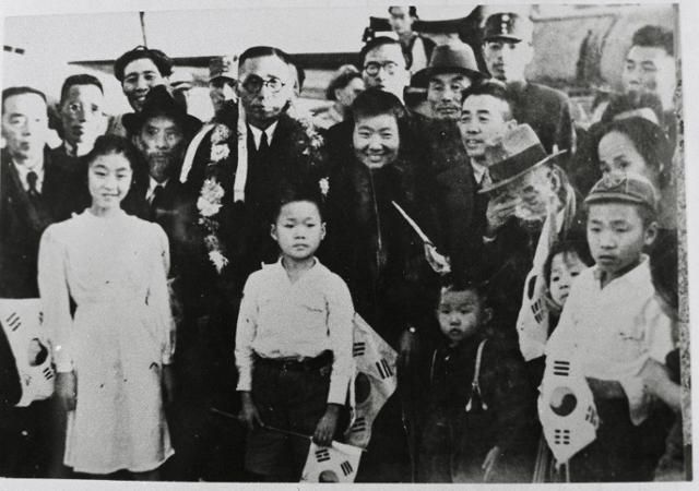 해방 후 중국 상해 비행장에서 귀국을 준비하는 임시정부 요인들. 가장 왼쪽이 김규식이고, 중앙에 김구가 있다. 돌베개 제공