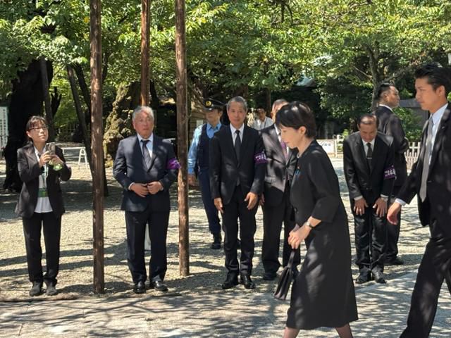 일본의 유력한 차기 총리 후보로 꼽히는 다카이치 사나에(맨 앞줄 왼쪽) 전 경제안보담당장관이 패전일인 15일 도쿄 야스쿠니신사에 참배하려 이동하고 있다. 도쿄=류호 특파원