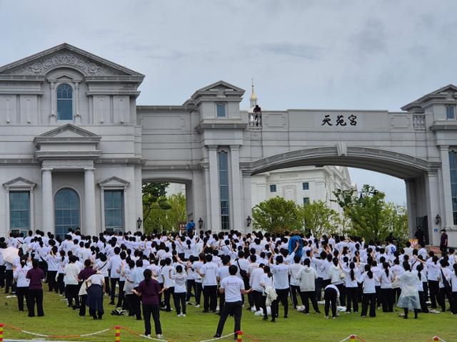 김건희 특검팀이 지난달 18일 경기 가평군 설악면 소재 통일교 본부를 압수수색한 가운데 신도들이 본부 입구에서 예배를 하고 있다. 뉴스1