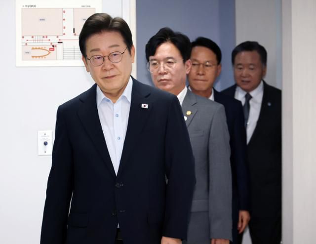 이재명 대통령과 김영훈 고용노동부 장관이 지난달 25일 경기 시흥시 SPC삼립 시화공장에서 열린 산업재해 근절 현장 노사 간담회에 참석한 모습. 왕태석 선임기자