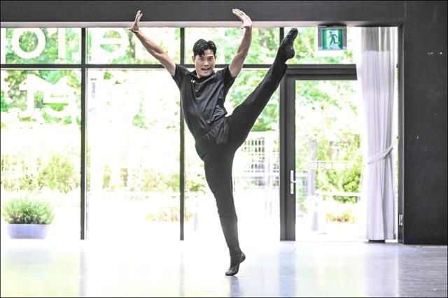최영규 네덜란드 국립발레단 수석무용수가 18일 노들섬 서울시발레단 연습실에서 '파이브 탱고스'의 한 장면을 시연하고 있다. 세종문화회관 제공