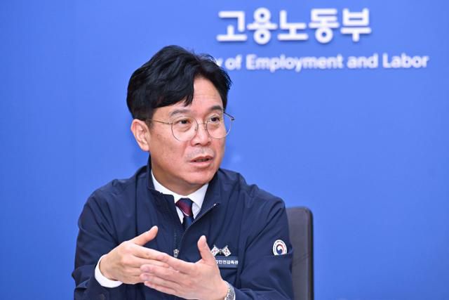 김영훈 고용부 장관이 지난 13일 서울 중구 서울지방고용노동청에서 한국일보와 인터뷰하고 있다. 강예진 기자