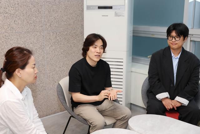 지난 한학기 동안 AI교과서로 수업을 진행한 대구 월서초 방정선(왼쪽부터) 교사와 동덕초 구종서 교사, 복현중 정동진 교사가 지난달 17일 대구교육청에서 AI교과서 사용 후기와 발전 방향에 대해 설명하고 있다. 김재현 기자