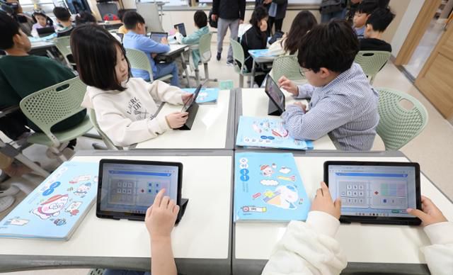 대구 달성군 가창면 용계초 AI교과서 공개수업이 지난 4월 진행되고 있다. 대구=연합뉴스