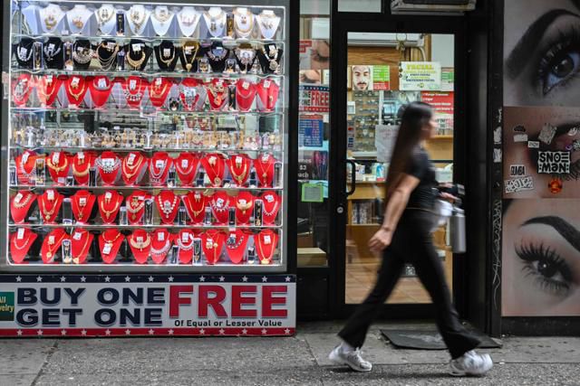 지난 7일 미국 뉴욕시 리틀인디아 지역에서 한 시민이 인도산 보석가게 앞을 지나고 있다. 뉴욕=AFP 연합뉴스