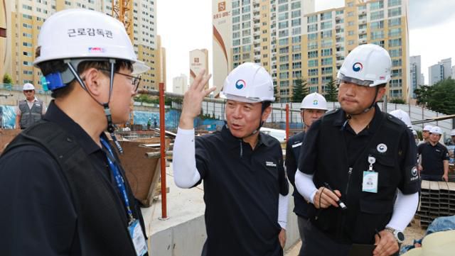 김영훈(왼쪽 두 번째) 고용부 장관이 지난달 22일 취임 후 첫 행보로 경기 남양주시 소재 한 건설현장을 찾아 안전조치 위반 사항을 직접 적발하는 모습. 고용노동부 제공