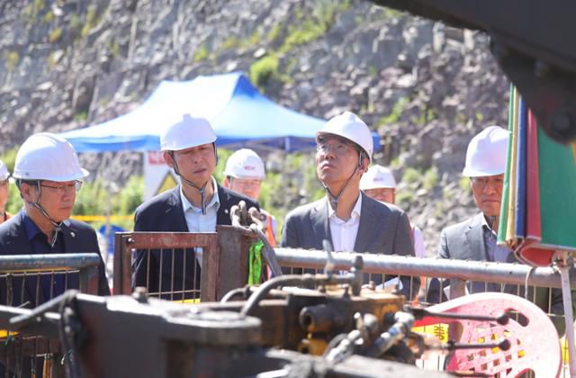 지난달 31일 더불어민주당 산업재해예방 태스크포스(TF)와 안호영 국회 환경노동위원장이 최근 노동자 사망사고가 발생한 포스코이앤씨의 경남 함양울산고속도로 의령나들목 공사 현장을 둘러보고 있다. 연합뉴스