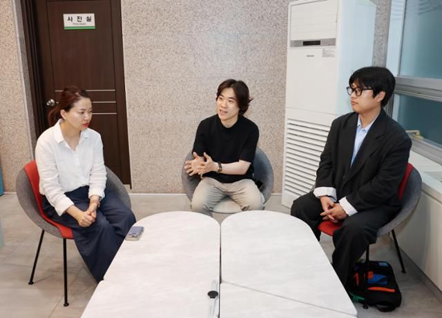 지난 한학기 동안 AI교과서로 수업을 진행한 대구 월서초 방정선(왼쪽부터) 교사와 동덕초 구종서 교사, 복현중 정동진 교사가 지난달 17일 대구교육청에서 AI교과서 사용 후기와 발전 방향에 대해 설명하고 있다. 김재현 기자