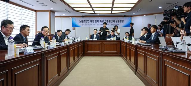 한국경영자총협회 이동근 부회장(왼쪽 세번째)이 지난달 30일 서울 마포구 경총회관에서 노동조합법 개정 중지를 촉구하는 업종별단체 공동성명을 발표 후 취재진 질문에 답하고 있다.뉴스1