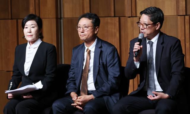 패트릭 리(오른쪽부터) 프리즈 서울 디렉터와 이성훈 한국화랑협회장, 김정숙 한국화랑협회 홍보이사가 19일 서울 중구 신라호텔에서 열린 키아프·프리즈 서울 2025 공동 기자간담회에서 질문에 답변하고 있다. 뉴스1