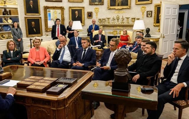 도널드 트럼프 미국 대통령과 유럽 정상들이 미국 워싱턴 백악관 대통령 집무실(오벌오피스)에서 18일 우크라이나 전쟁 종전 문제를 의논하고 있다. 전쟁의 당사자인 볼로디미르 젤렌스키(앞줄 오른쪽 두 번째) 우크라이나 대통령 옆에 알렉산데르 스투브(오른쪽 세 번째) 핀란드 대통령이 앉아 있다. 액스(X) 캡처