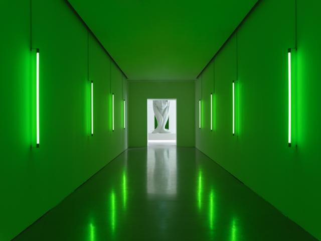 서울 송파구 롯데뮤지엄에서 열리고 있는 옥승철의 개인전 '프로토타입' 도입부는 일반 전시와 달리 전시장 중앙에 가상 공간으로 향하는 느낌을 주기 위한 십자 통로를 연출했다. 롯데뮤지엄 제공