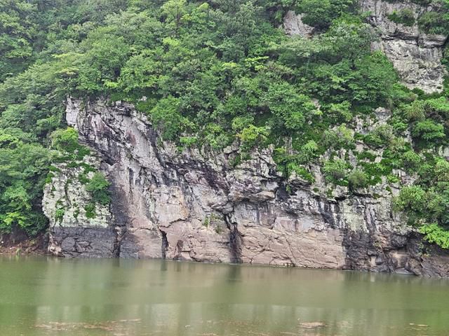 지난 12일 울산 울주군 언양읍 대곡리 반구대 암각화가 물 속에 잠겨 거의 보이지 않고 있다. 울산=박은경 기자