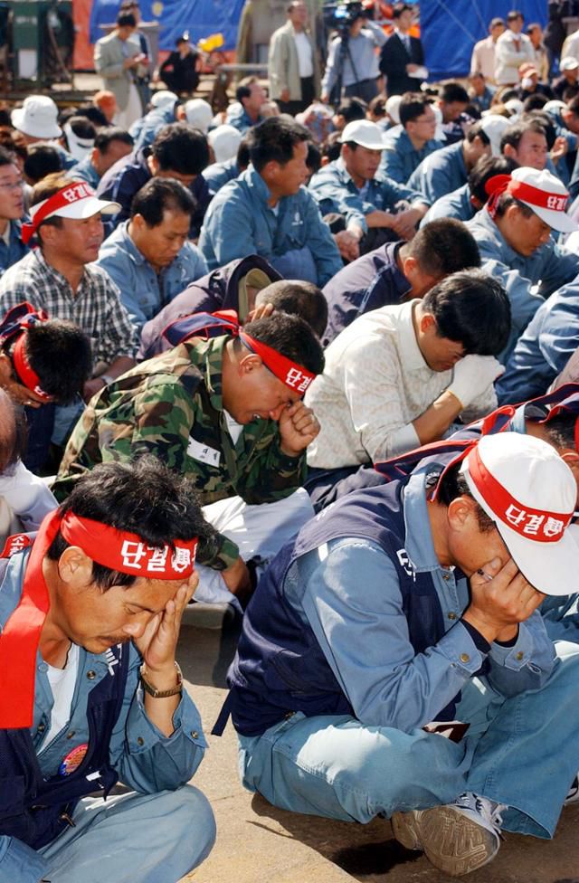 2003년 10월 17일 부산 영도구에서 열린 한진중공업 노조위원장 고(故) 김주익씨 추모집회에서 조합원들이 눈물을 흘리는 모습. 부산=이성덕 기자