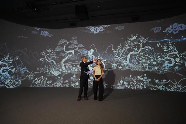 유홍준(왼쪽) 국립중앙박물관장과 매기 강 감독이 21일 서울 용산구 국립중앙박물관의 디지털 실감영상관에서 호랑이를 소재로 한 영상을 관람하고 있다. 국립중앙박물관 제공