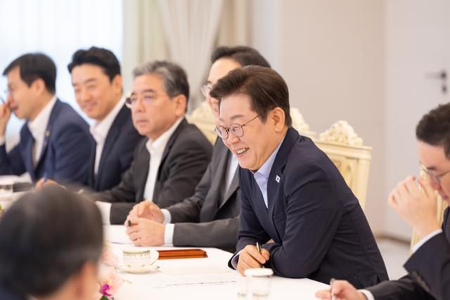 이재명 대통령이 지난 19일 서울 용산 대통령실 청사에서 열린 미국·일본 순방 동행 경제단체 및 기업인 간담회에서 밝게 웃고 있다. 뉴시스