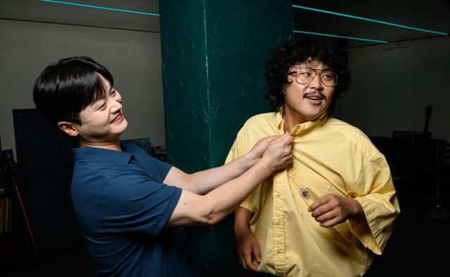 국민 위로송 '나는 반딧불'을 부른 황가람(왼쪽)과 이 곡을 작사, 작곡한 정중식. 요즘 순위가 내려갔어 저 진짜 열심히 하고 있어요. 두 가수는 사진 촬영 때 격의 없이 농담을 주고받았다. 8일 서울 광진구 중곡동 소재 정중식의 작업실에서 황가람이 정중식의 멱살을 쥐며 사진 촬영을 하고 있다. 하상윤 기자