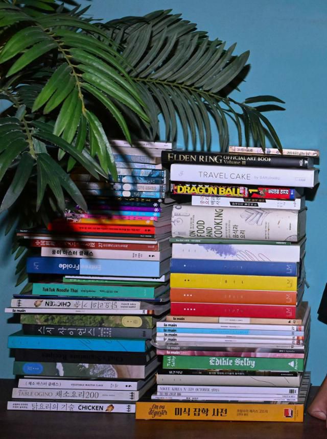 조광효 셰프가 즐겨 있는 요리책이 '조광201' 선반 위에 쌓여 있다. 강예진 기자