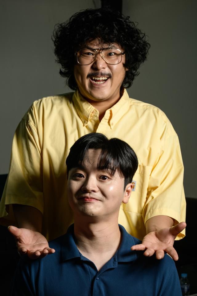 국민 위로송 '나는 반딧불'을 부른 황가람(아래)과 이 곡을 작사, 작곡한 정중식. 두 가수는 '나는 반딧불'은 애초 둘이 필요했던 노래라고 말했다. 하상윤 기자