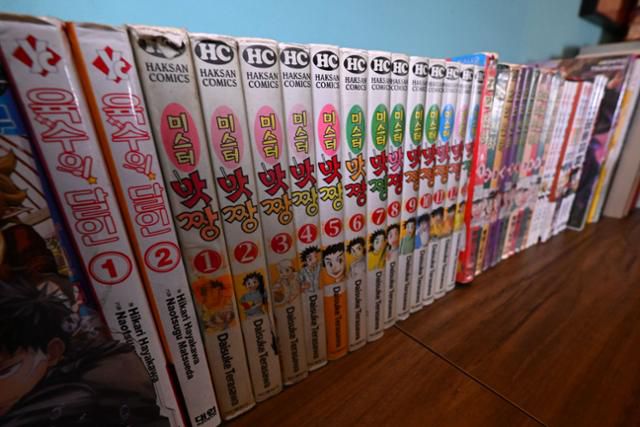 조광효 셰프의 식당 '조광201' 곳곳에 꽂혀 있는 만화책. 강예진 기자