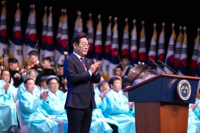 이재명 대통령이 지난 15일 서울 세종문화회관에서 열린 80주년 광복절 경축식에서 박수치고 있다. 연합뉴스