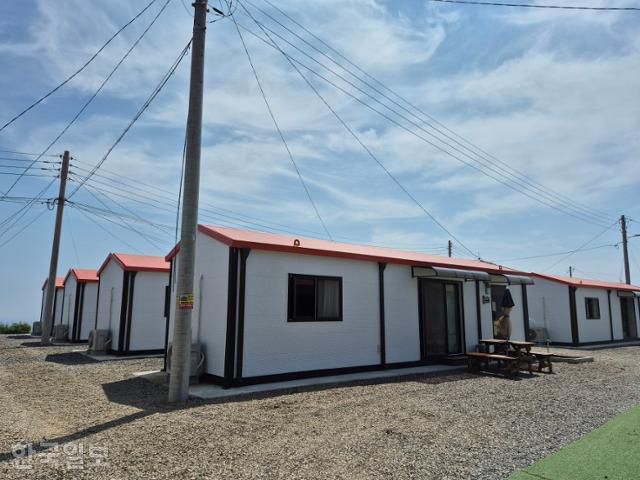 22일 산불 이재민 27가구가 살고 있는 경북 영덕군 영덕읍 노물리 1지구 임시 조립식주택 단지. 지난 16일 밤 한 이재민의 집에 불이 나 주민들 모두 불안해하고 있다. 영덕=김정혜 기자