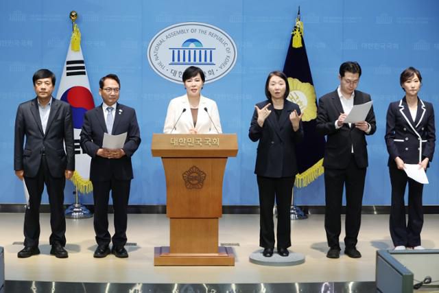 더불어민주당 정치테러대책위원회의 전현희 위원장이 13일 서울 여의도 국회 소통관에서 이재명 대통령의 당대표 시절 발생했던 테러사건에 대한 축소·왜곡 시도를 규탄하고 수사를 촉구하고 있다. 왼쪽부터 이성윤·박선원·전현희·김동아 의원. 이지은 마포갑 지역위원장. 연합뉴스