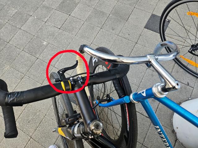 왼쪽 검은색 차체의 픽시 자전거에 앞바퀴 브레이크(빨간색 원)가 달려 있다. 오른쪽 파란색 차체 자전거는 '브레이크 없는' 선수용 픽시다. 오세운 기자