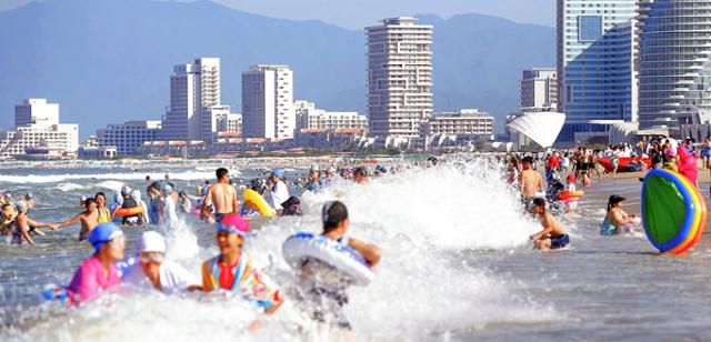 북한 노동당 기관지 노동신문은 16일 원산 갈마해안관광지구를 찾은 주민들을 조명하며 이들의 반응을 보도했다. 이들은 최상의 문명을 맛보았다며 우리의 생활에 더 좋은 내일이 어떻게 다가서고 있는지를 온몸으로 체감했다고 신문은 전했다. 평양 노동신문=뉴스1