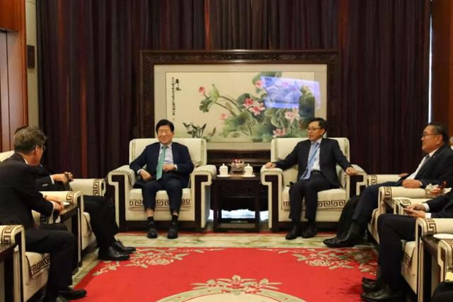 중국 특사단 단장인 박병석(왼쪽 세 번째) 전 국회의장이 24일 중국 베이징 댜오위타이 국빈관에 도착해 중국 측을 만나고 있다. 주중한국대사관 제공