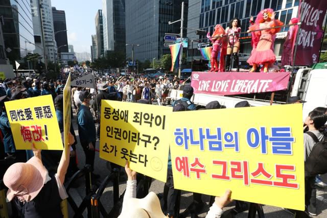 2023년 7월 1일 서울 중구 삼일대로 일대에서 제24회 서울퀴어문화축제 참가자들이 행진을 시작하자 보수 기독교 단체 회원들이 반(反)동성애 구호를 외치며 맞불 집회를 하고 있다. 뉴스1