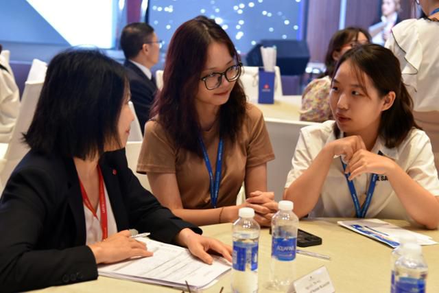 22일 베트남 하노이 L7 웨스트레이크에서 열린 ‘2025 롯데 글로벌 잡페어’에서 롯데 취업 희망자들이 현직 실무자들로부터 직무와 채용 과정에 대해 듣고 있다. 하노이=허경주 특파원