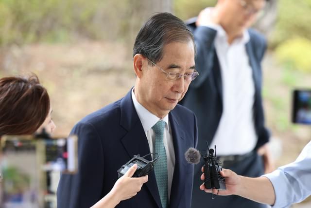 한덕수 전 국무총리가 22일 '12·3 비상계엄' 관련 내란·외환 사건을 수사하는 조은석 특별검사팀 사무실이 마련된 서울 서초구 서울고검으로 출석하고 있다. 연합뉴스