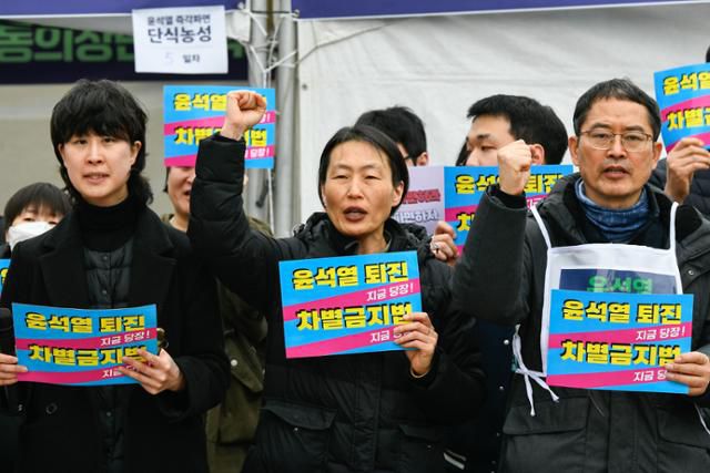 3월 12일 서울 종로구 광화문 천막농성장에서 차별금지법제정연대 활동가들이 윤석열 당시 대통령 탄핵 촉구 릴레이 시국선언을 하며 구호를 외치고 있다. 남동균 인턴기자