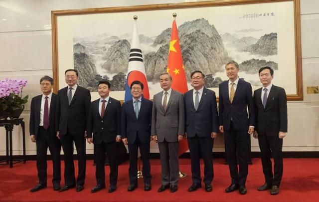 박병석(왼쪽 네 번째) 전 국회의장을 단장으로 하는 대통령 특사단이 왕이(오른쪽 네 번째) 중국공산당 외사판공실 주임 겸 외교부장을 24일 중국 베이징 댜오위타이 국빈관에서 만나 기념촬영을 하고 있다. 베이징=베이징특파원 공동취재단