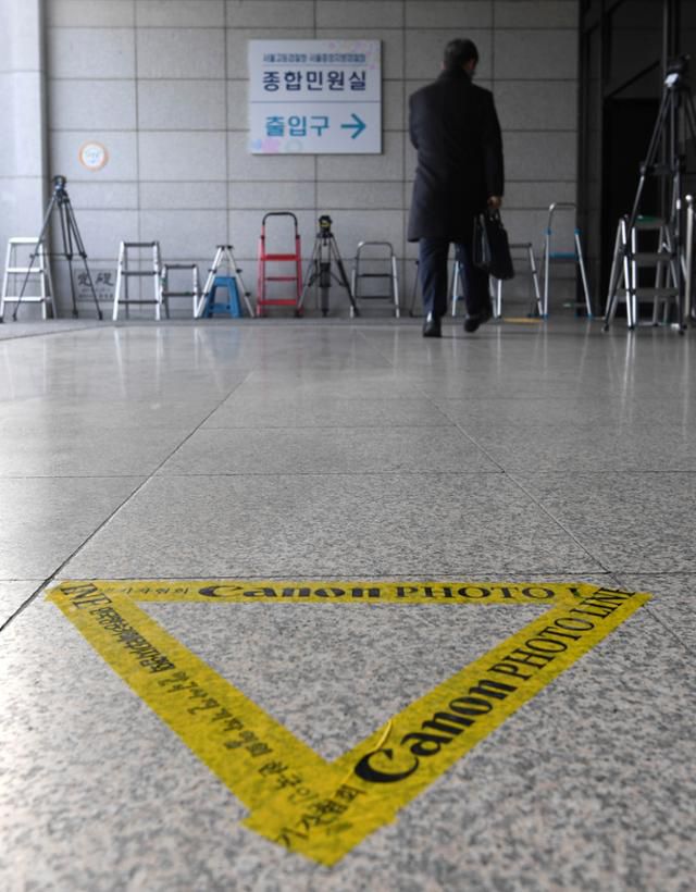 포토라인이 설치된 서울 서초구 서울중앙지검 청사. 서재훈 기자