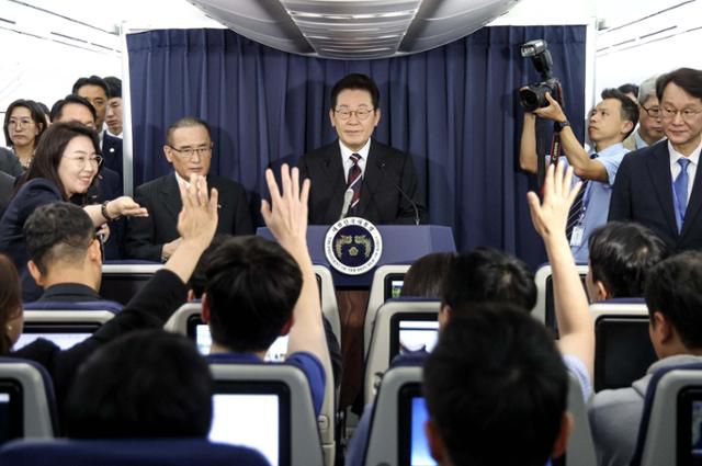 이재명 대통령이 24일 한일 정상회담을 마치고 일본 도쿄에서 미국 워싱턴으로 향하는 공군 1호기에서 기자간담회를 갖고 질문을 받고 있다. 뉴시스